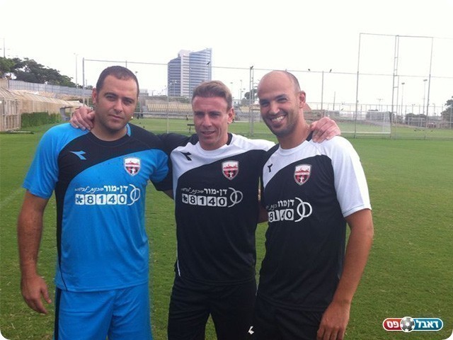 פרו (משמאל) יחד עם חבריו לרובי שפירא (עיר הפועלים)